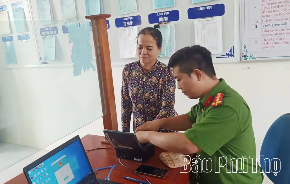 Tận tâm hỗ trợ người dân làm định danh điện tử