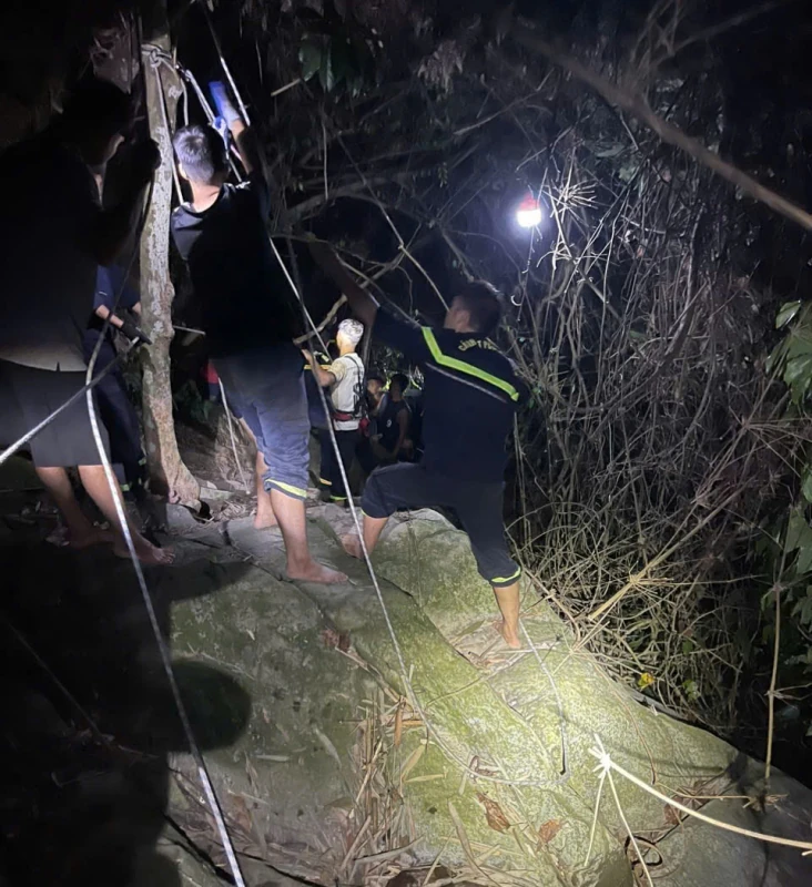 Cảnh sát cứu 3 người khuyết tật bị ngã xuống thác ở Tam Đảo