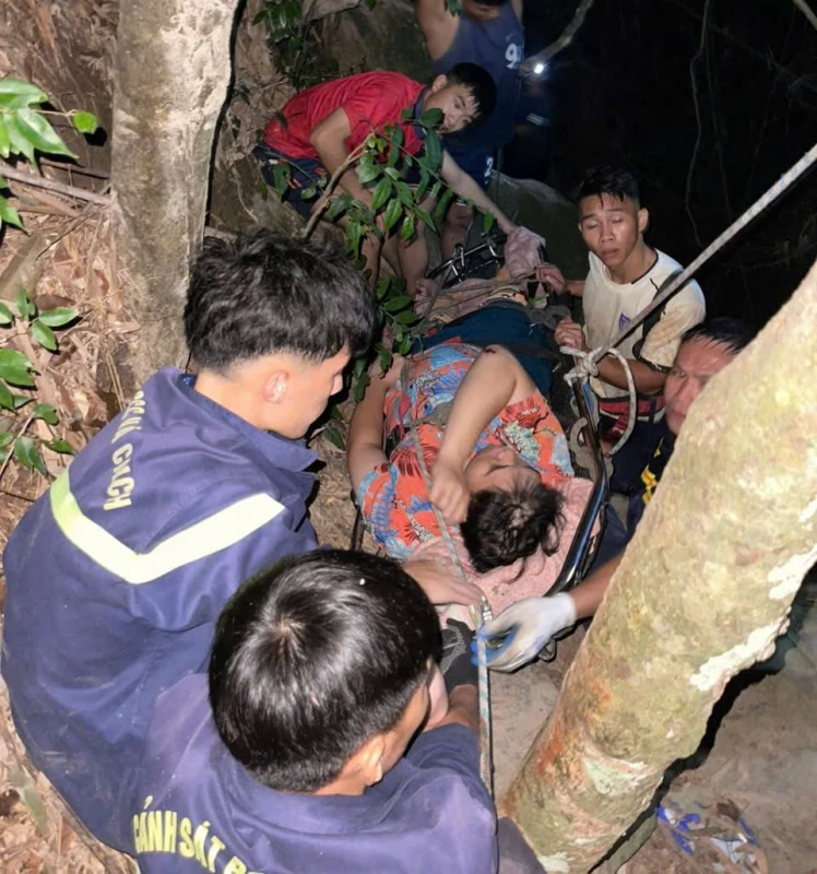 Cảnh sát cứu 3 người khuyết tật bị ngã xuống thác ở Tam Đảo