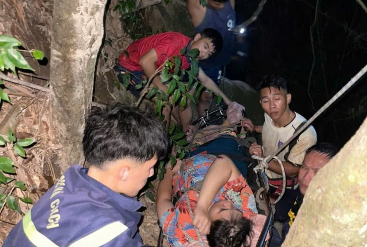 Cảnh sát cứu 3 người khuyết tật bị ngã xuống thác ở Tam Đảo