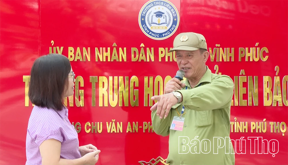 Người lính đảm bảo an toàn giao thông ở trường học