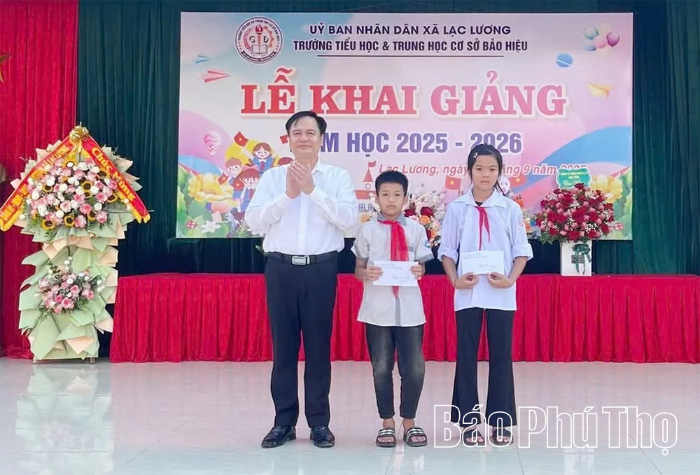 Trao 572 suất quà cho học sinh dịp năm học mới