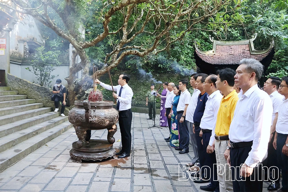 Dâng hương, hoa tưởng niệm Chủ tịch Hồ Chí Minh tại Khu Di tích lịch sử Đền Hùng