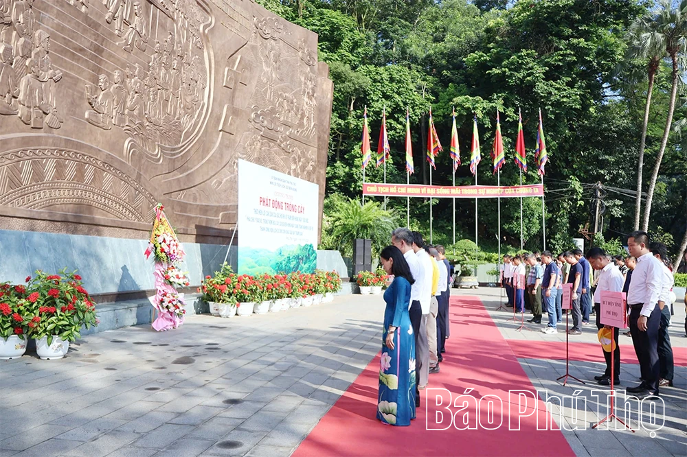 Dâng hương, hoa tưởng niệm Chủ tịch Hồ Chí Minh tại Khu Di tích lịch sử Đền Hùng