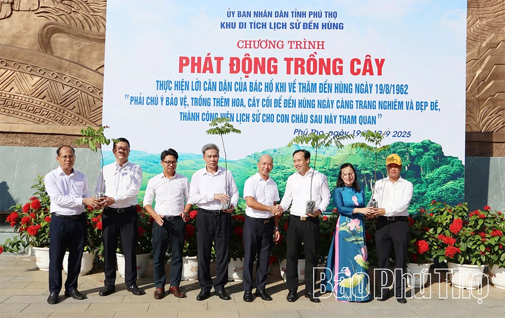 Dâng hương, hoa tưởng niệm Chủ tịch Hồ Chí Minh tại Khu Di tích lịch sử Đền Hùng