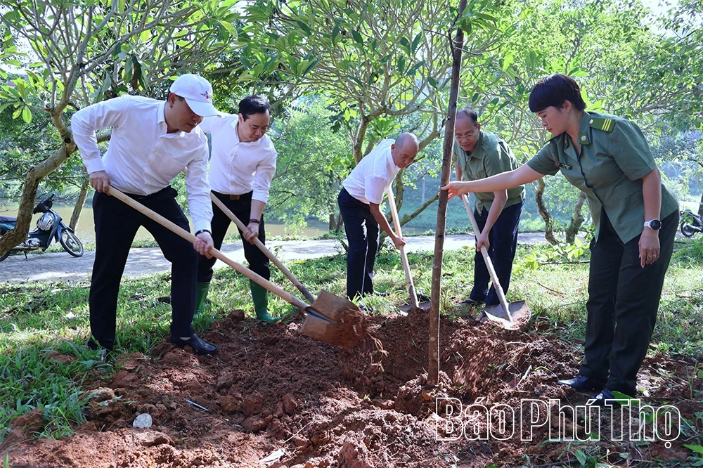 Dâng hương, hoa tưởng niệm Chủ tịch Hồ Chí Minh tại Khu Di tích lịch sử Đền Hùng