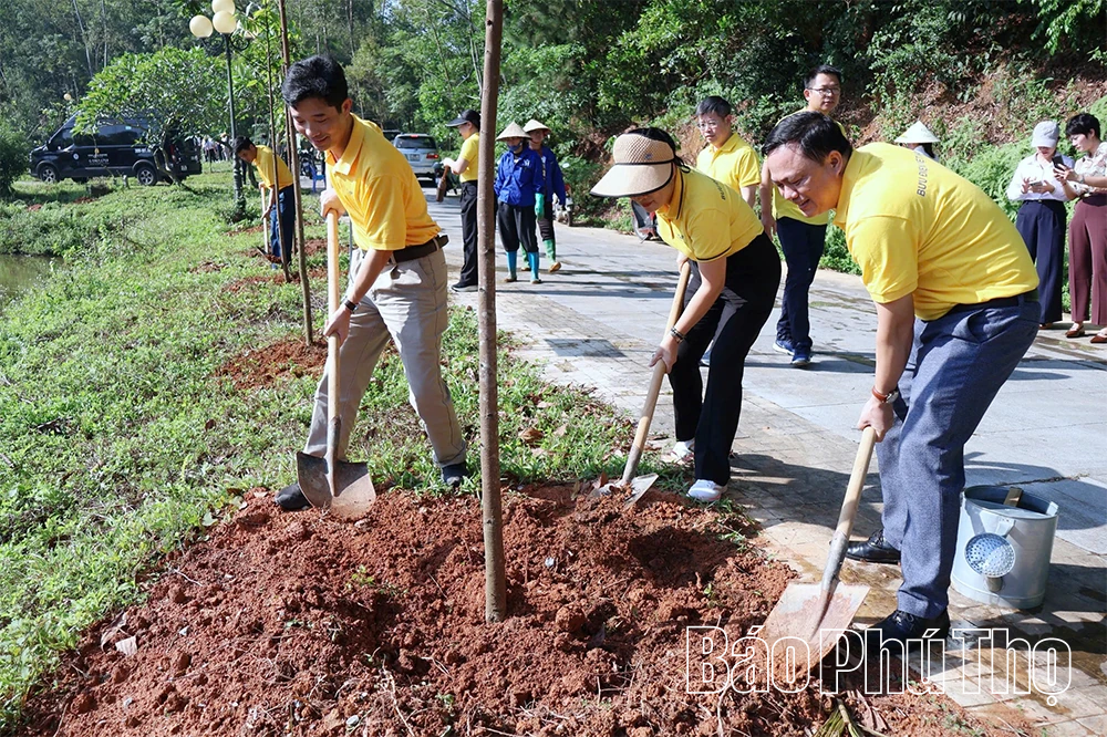 Dâng hương, hoa tưởng niệm Chủ tịch Hồ Chí Minh tại Khu Di tích lịch sử Đền Hùng