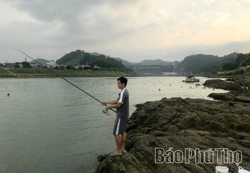 Trắng đêm với các cần thủ trên dòng sông Đà