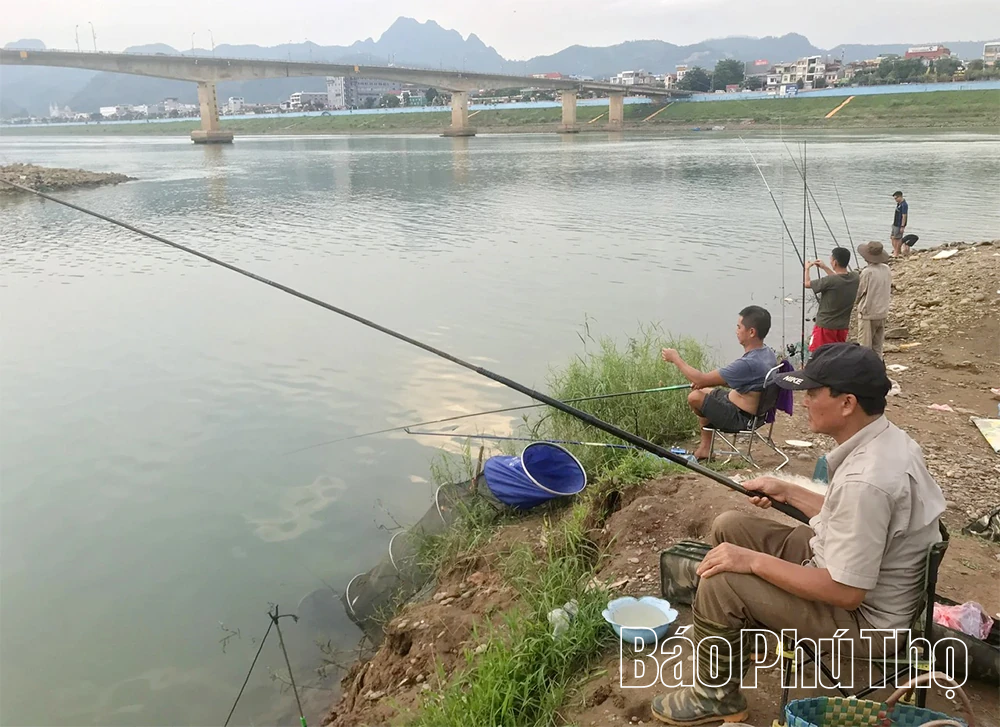 Trắng đêm với các cần thủ trên dòng sông Đà