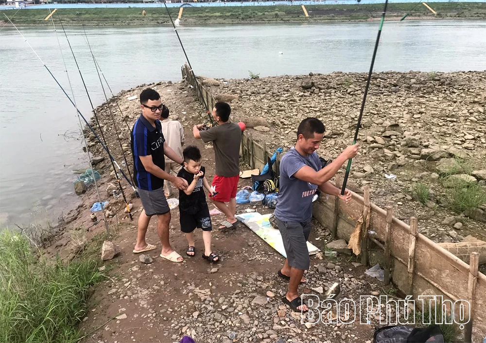 Trắng đêm với các cần thủ trên dòng sông Đà