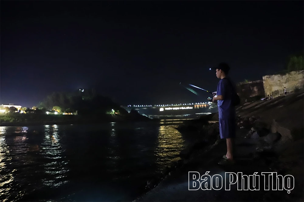 Trắng đêm với các cần thủ trên dòng sông Đà