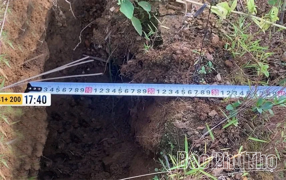 Xuất hiện vết nứt dài 100 m trên núi, đe dọa an toàn giao thông Quốc lộ 6 qua xã Pà Cò