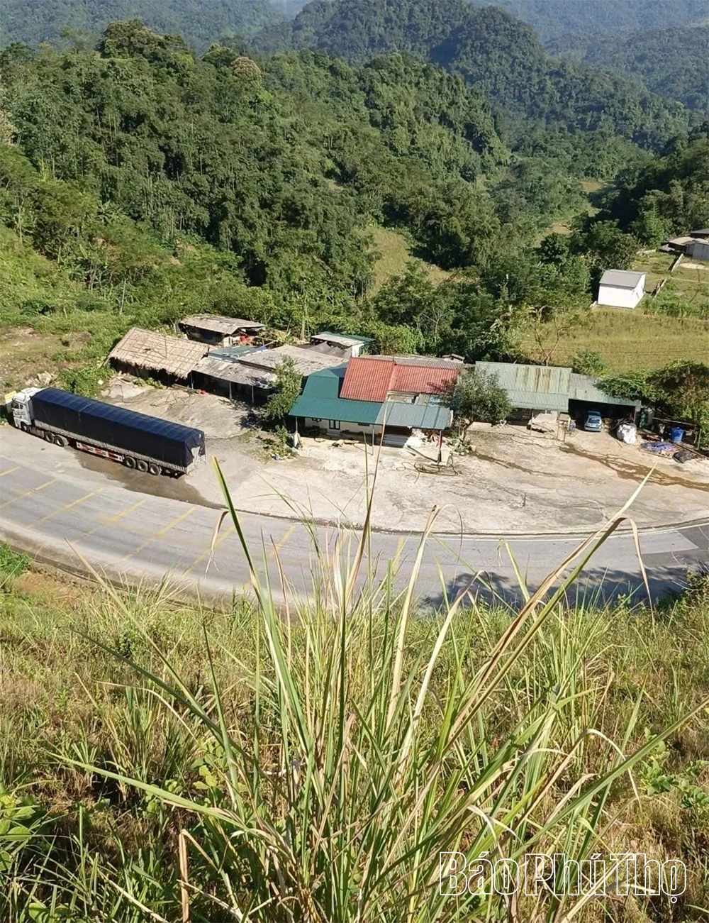 Xuất hiện vết nứt dài 100 m trên núi, đe dọa an toàn giao thông Quốc lộ 6 qua xã Pà Cò