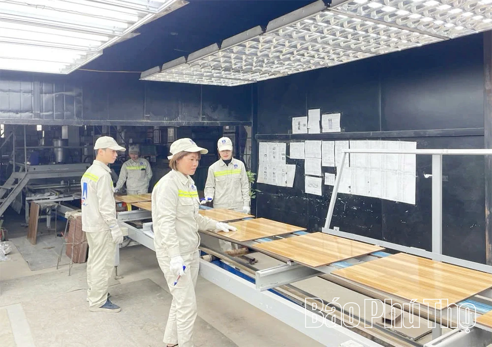 Sôi nổi các phong trào thi đua yêu nước trong công nhân, viên chức, lao động