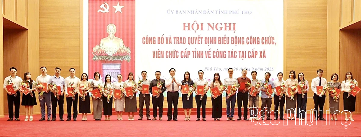 Hội nghị công bố và trao quyết định điều động công chức, viên chức cấp tỉnh về công tác tại cấp xã