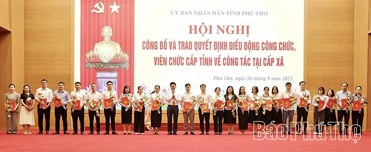 Hội nghị công bố và trao quyết định điều động công chức, viên chức cấp tỉnh về công tác tại cấp xã