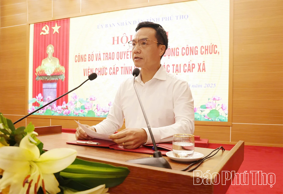 Hội nghị công bố và trao quyết định điều động công chức, viên chức cấp tỉnh về công tác tại cấp xã