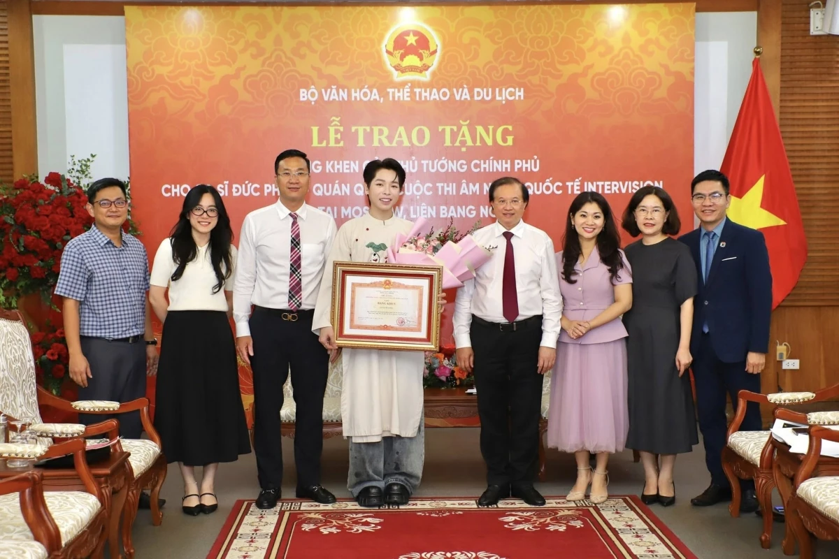 Đức Phúc nhận Bằng khen của Thủ tướng Chính phủ