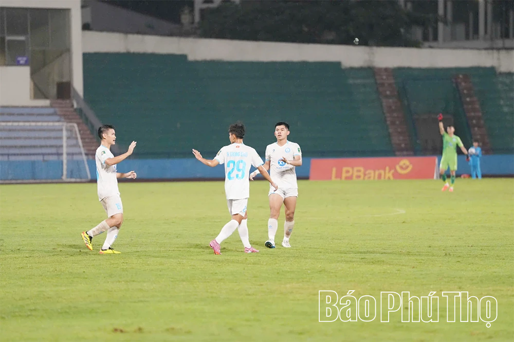 CLB Xuân Thiện Phú Thọ hòa 2 - 2 trước CLB Thanh niên TP Hồ Chí Minh