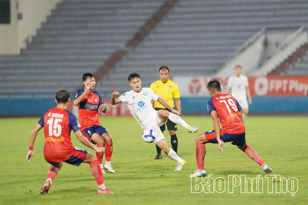 CLB Xuân Thiện Phú Thọ hòa 2 - 2 trước CLB Thanh niên TP Hồ Chí Minh