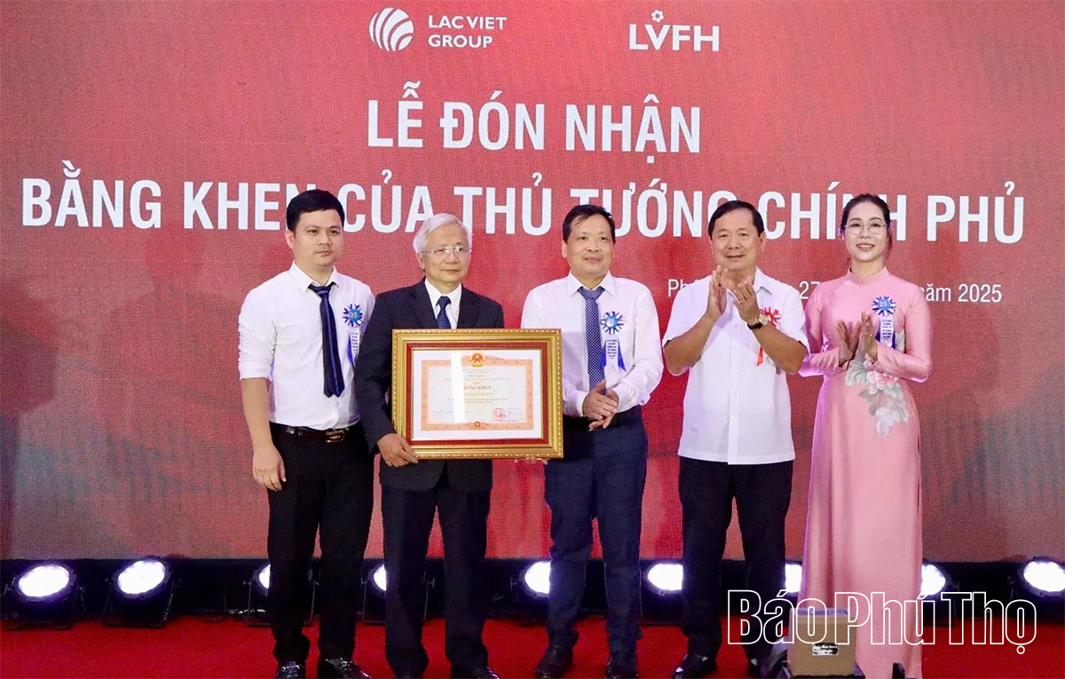 Hệ thống bệnh viện Lạc Việt đón nhận Bằng khen của Thủ tướng Chính phủ