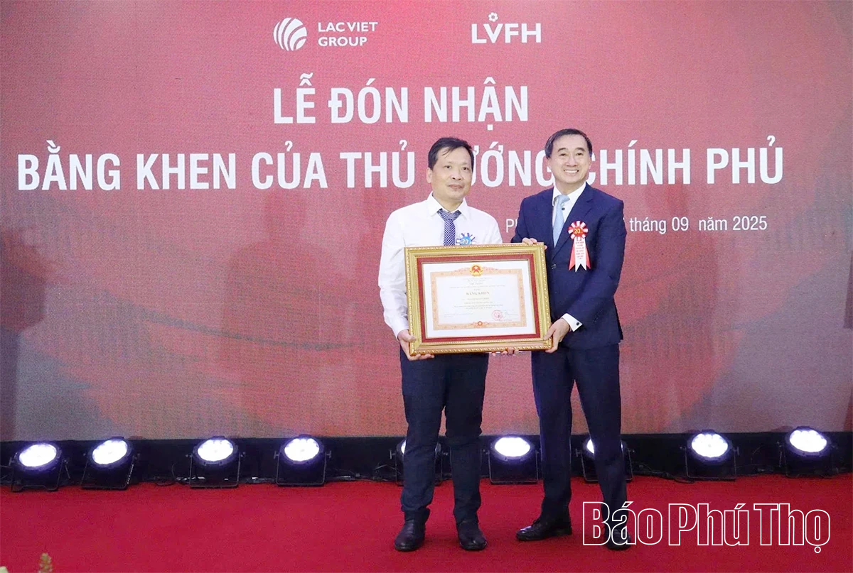 Hệ thống bệnh viện Lạc Việt đón nhận Bằng khen của Thủ tướng Chính phủ