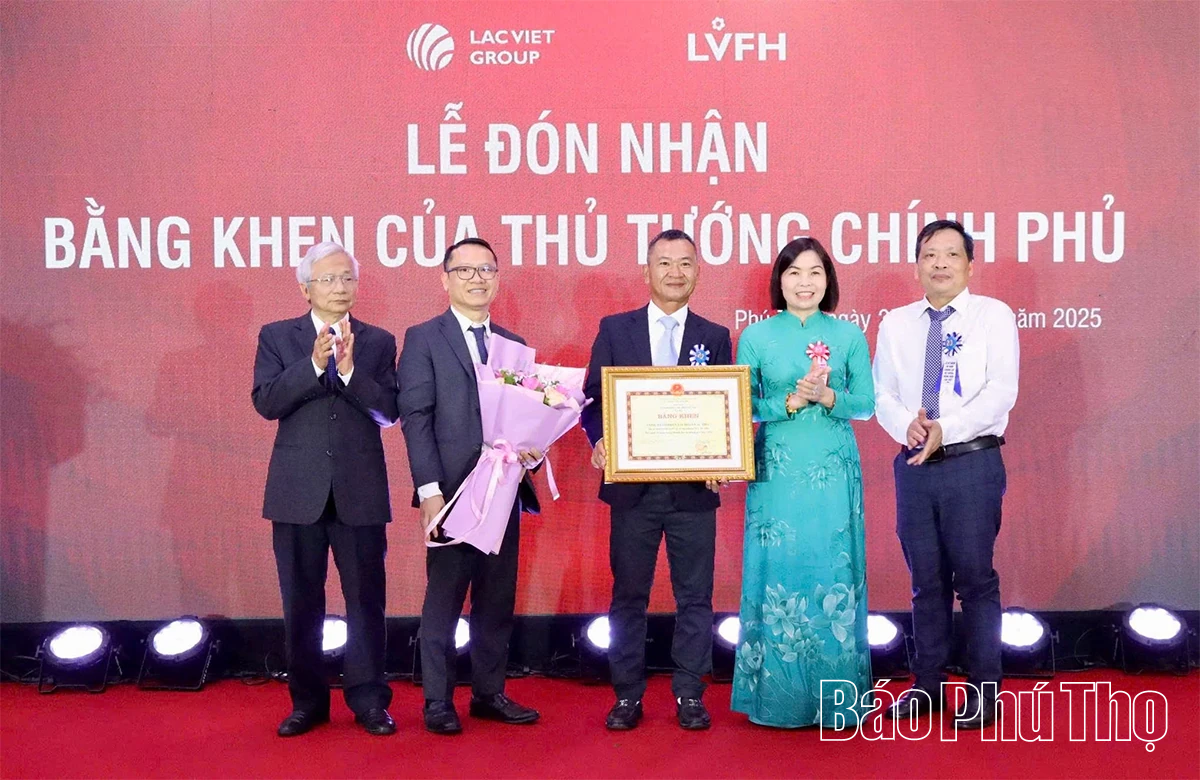 Hệ thống bệnh viện Lạc Việt đón nhận Bằng khen của Thủ tướng Chính phủ