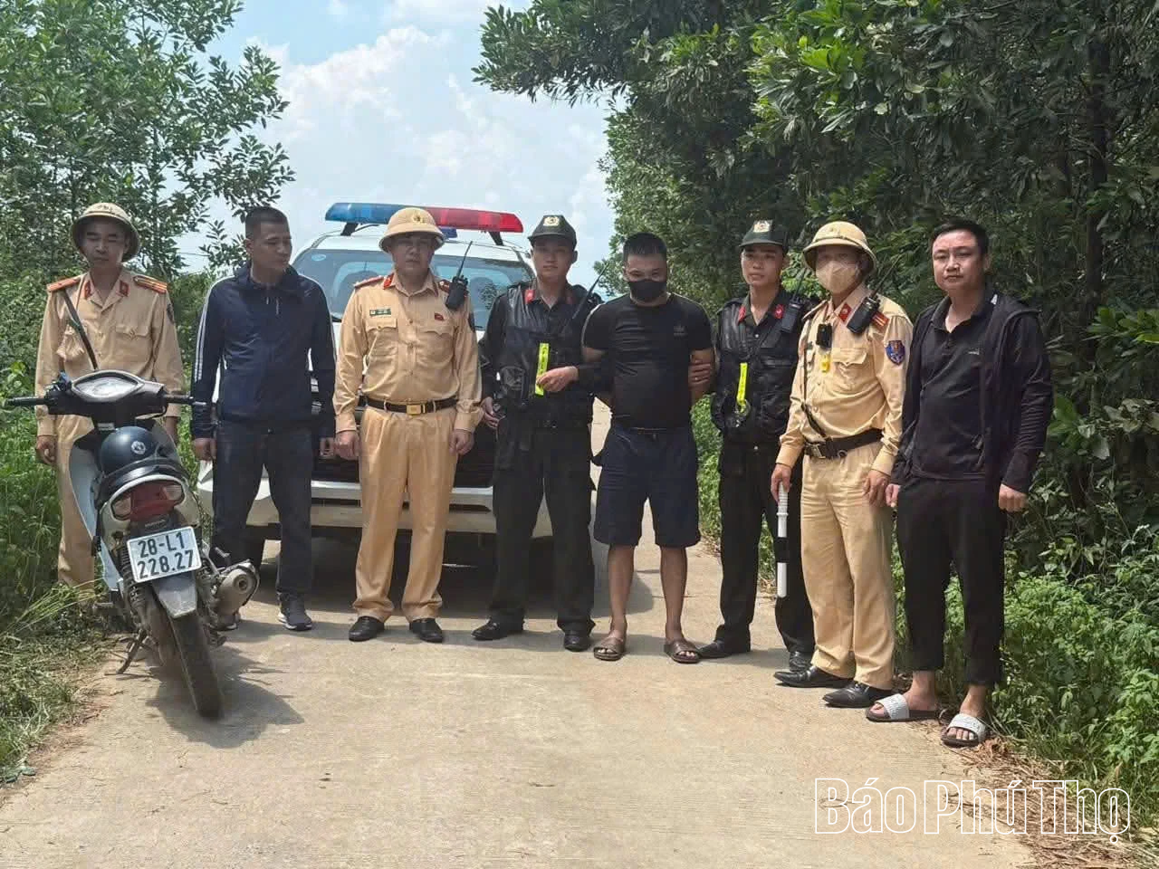 Công an xã Lạc Lương bắt quả tang 2 vụ việc, 10 đối tượng vi phạm pháp luật