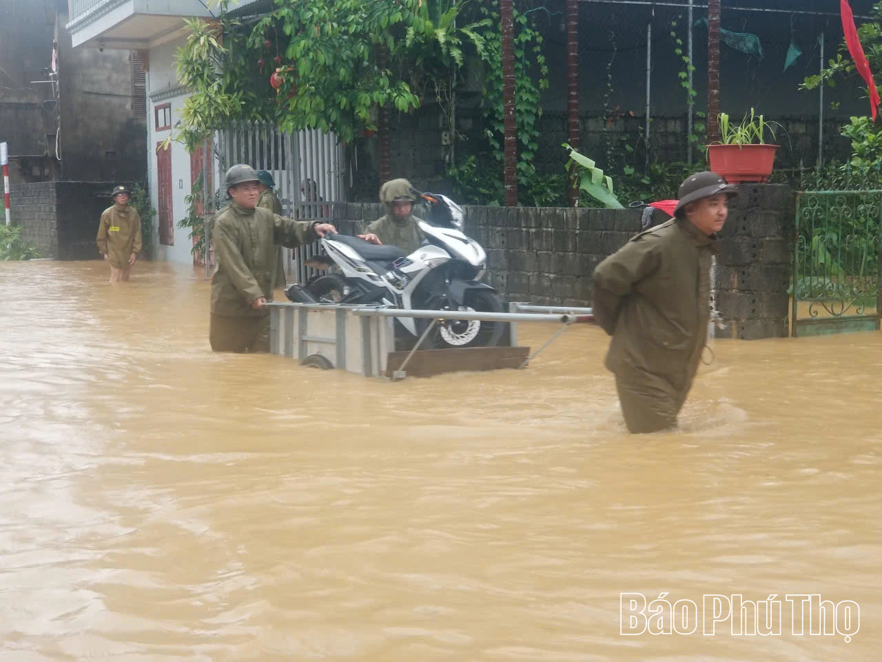 Rốn lũ Lạc Thuỷ: Cán bộ trách nhiệm, người dân bình yên