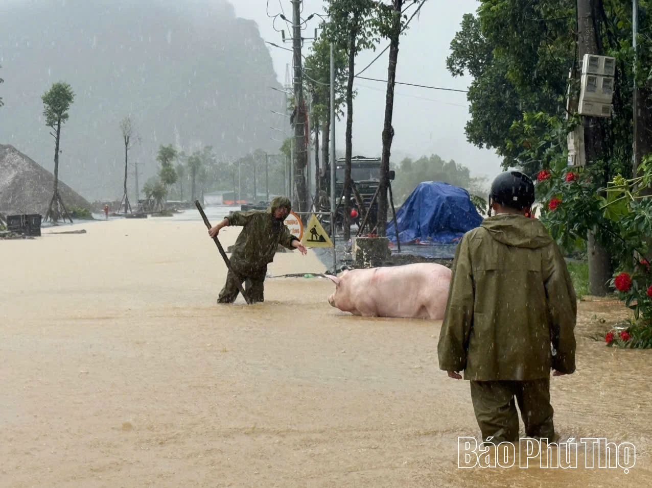 Rốn lũ Lạc Thuỷ: Cán bộ trách nhiệm, người dân bình yên