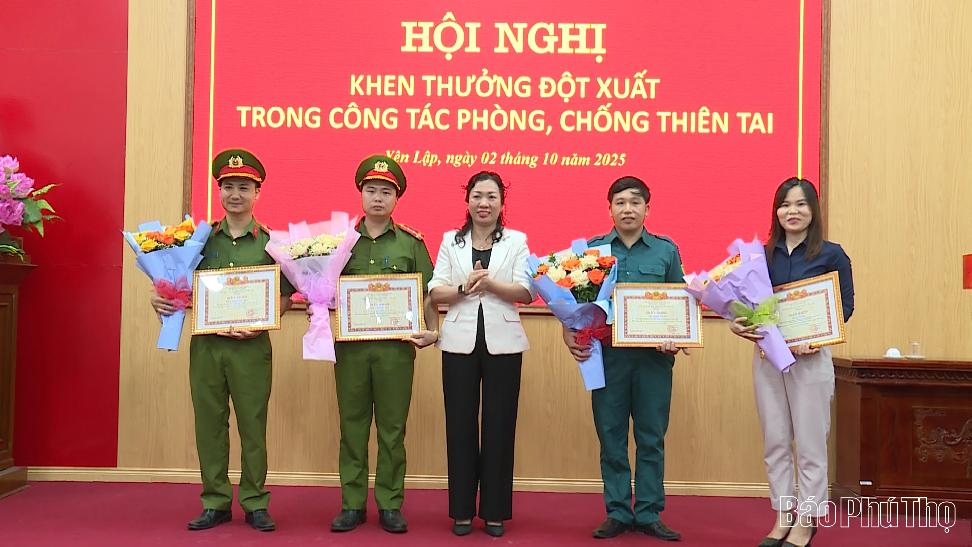 Khen thưởng đột xuất Trợ lý Ban CHQS xã cứu người giữa dòng lũ dữ