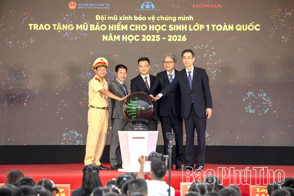 Honda Việt Nam trao tặng 1,8 triệu mũ bảo hiểm cho học sinh lớp 1 toàn quốc năm học 2025 - 2026