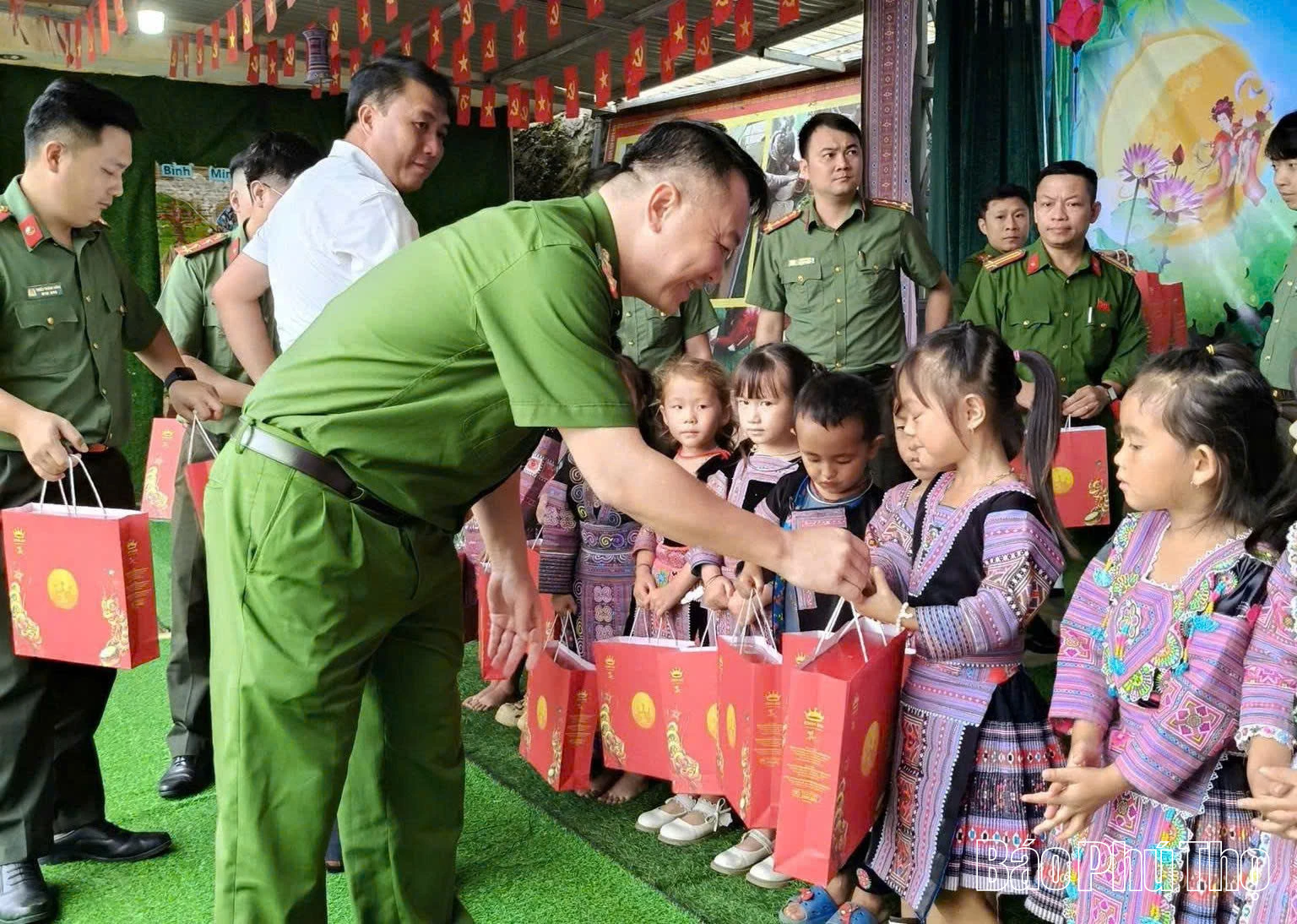 Tặng 255 suất quà trung thu cho trường mầm non Pà Cò