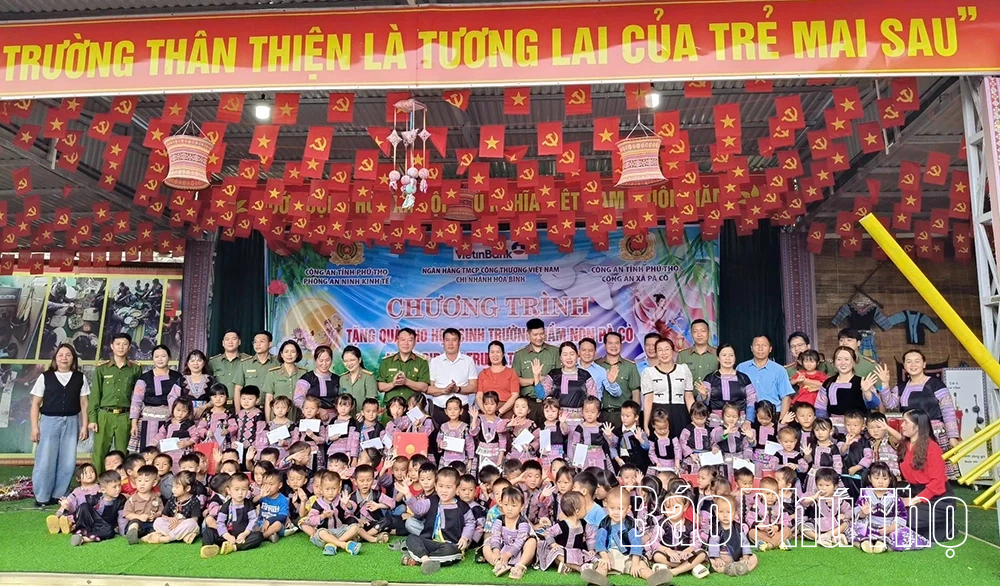 Tặng 255 suất quà trung thu cho trường mầm non Pà Cò