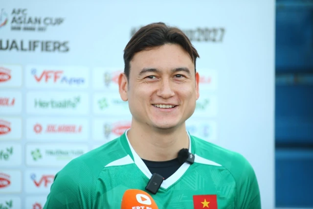 Đặng Văn Lâm tươi như hoa ngày trở lại, nói điều bất ngờ về cuộc cạnh tranh với sao trẻ HAGL?