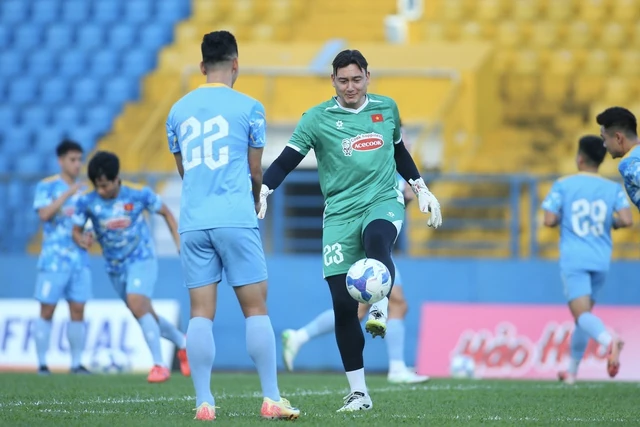 Đặng Văn Lâm tươi như hoa ngày trở lại, nói điều bất ngờ về cuộc cạnh tranh với sao trẻ HAGL?