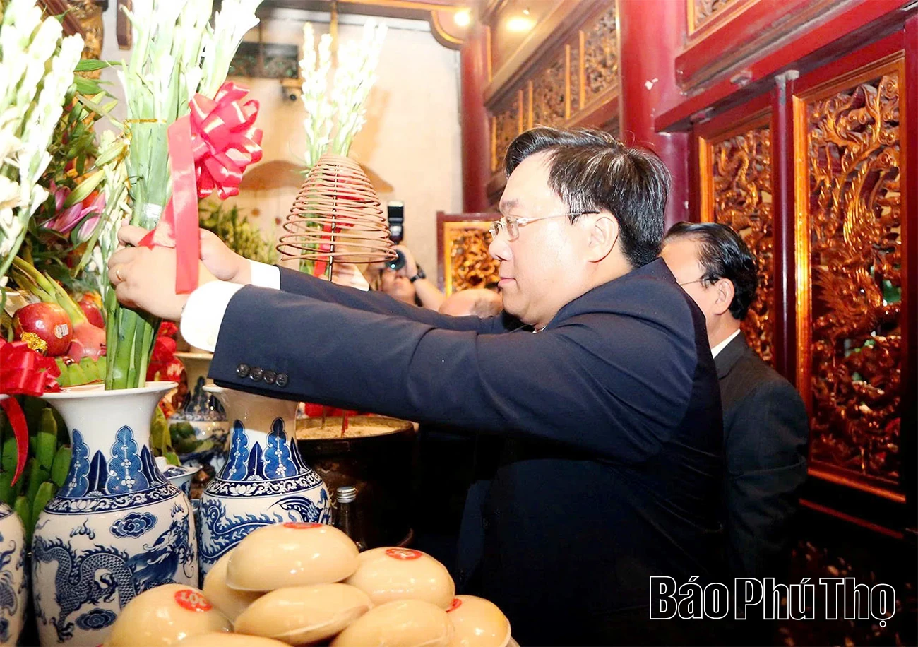 Đoàn đại biểu dự Đại hội đại biểu Đảng bộ tỉnh Phú Thọ lần thứ I, nhiệm kỳ 2025 - 2030 dâng hương tri ân các Vua Hùng