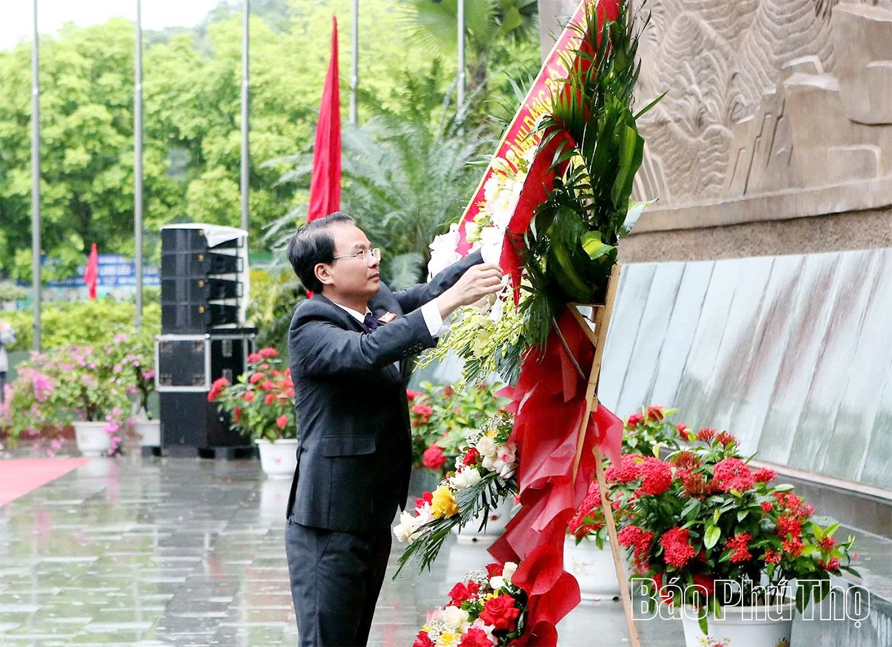 Đoàn đại biểu dự Đại hội đại biểu Đảng bộ tỉnh Phú Thọ lần thứ I, nhiệm kỳ 2025 - 2030 dâng hương tri ân các Vua Hùng