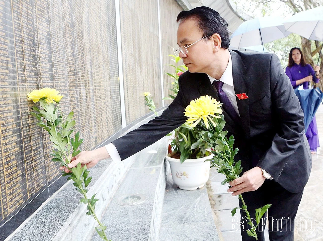 Đoàn đại biểu dự Đại hội đại biểu Đảng bộ tỉnh Phú Thọ lần thứ I, nhiệm kỳ 2025 - 2030 dâng hương tri ân các Vua Hùng