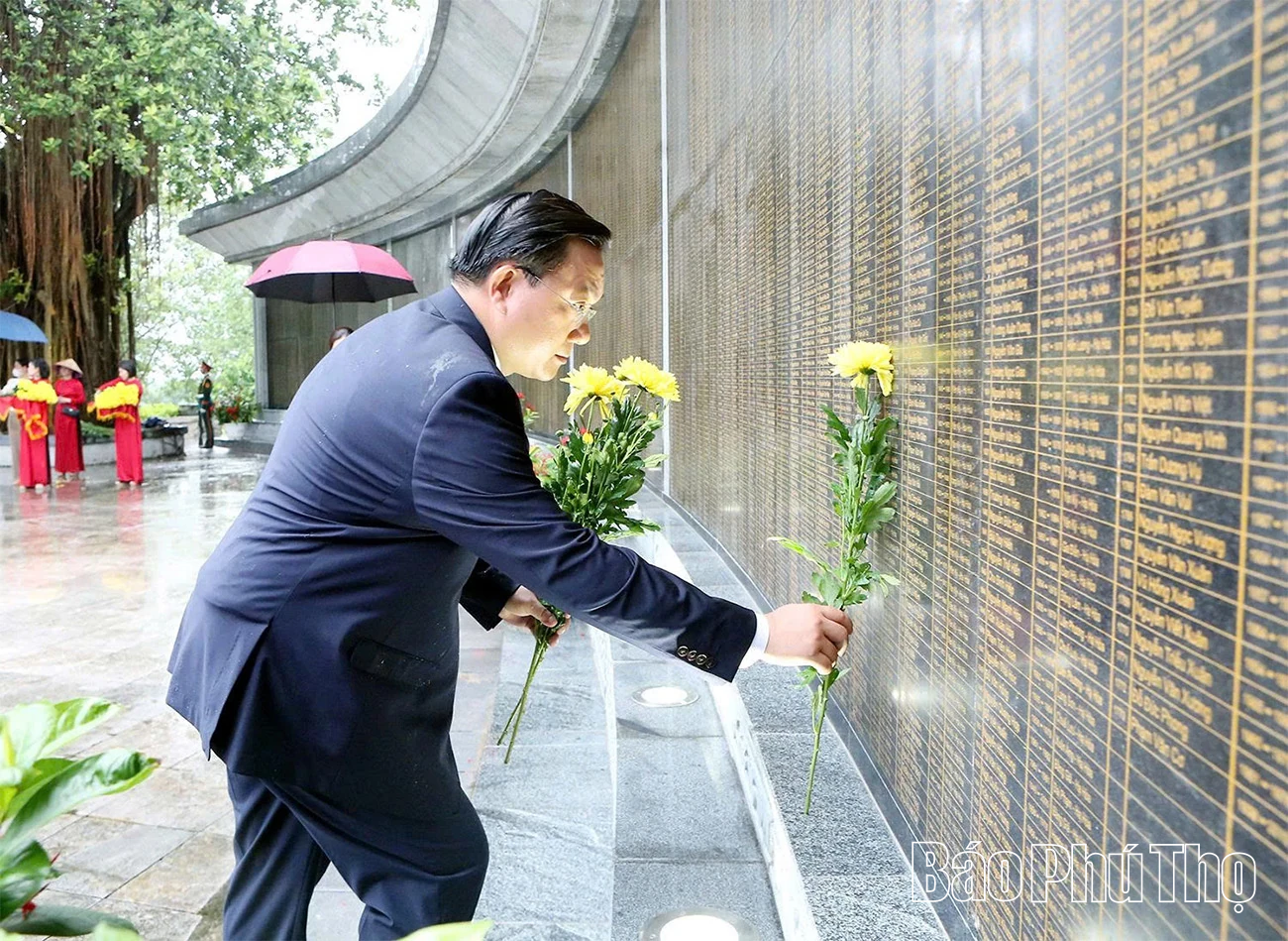 Đoàn đại biểu dự Đại hội đại biểu Đảng bộ tỉnh Phú Thọ lần thứ I, nhiệm kỳ 2025 - 2030 dâng hương tri ân các Vua Hùng