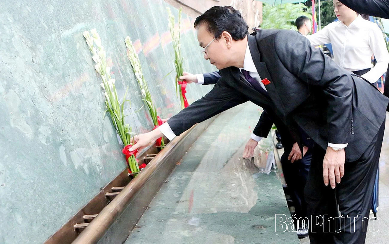 Đoàn đại biểu dự Đại hội đại biểu Đảng bộ tỉnh Phú Thọ lần thứ I, nhiệm kỳ 2025 - 2030 dâng hương tri ân các Vua Hùng