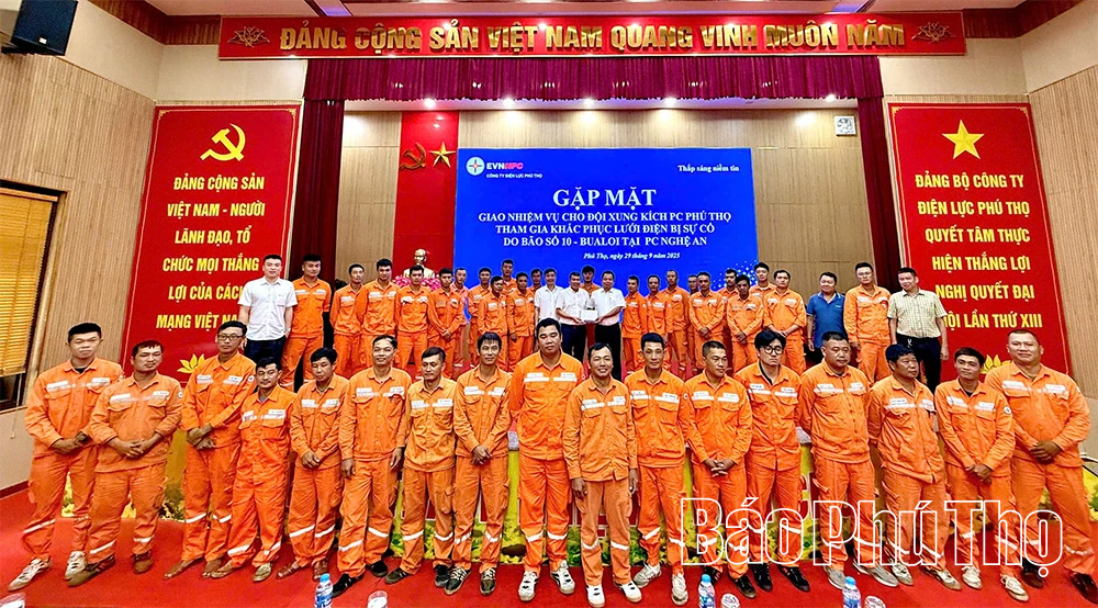 Công ty Điện lực Phú Thọ hỗ trợ tỉnh Nghệ An khắc phục lưới điện sau mưa bão