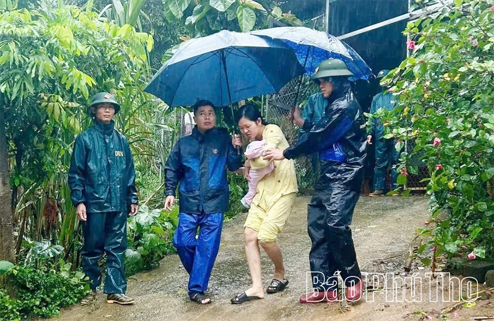 Lực lượng Công an các địa phương tập trung hỗ trợ, giúp đỡ Nhân dân khắc phục hậu quả cơn bão số 10