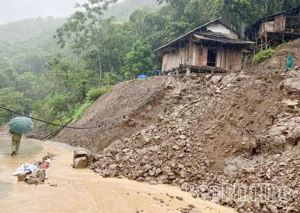 Lực lượng Công an các địa phương tập trung hỗ trợ, giúp đỡ Nhân dân khắc phục hậu quả cơn bão số 10