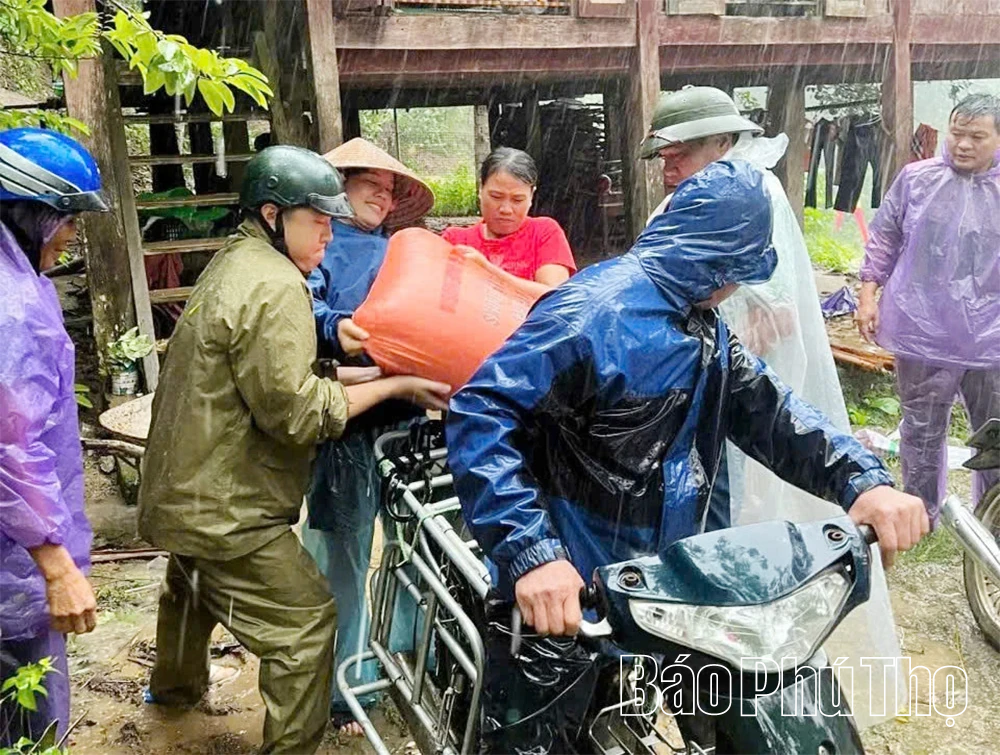 Lực lượng Công an các địa phương tập trung hỗ trợ, giúp đỡ Nhân dân khắc phục hậu quả cơn bão số 10