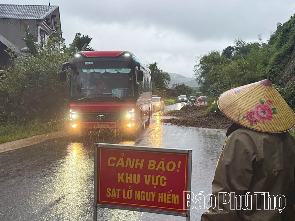 Lực lượng Công an các địa phương tập trung hỗ trợ, giúp đỡ Nhân dân khắc phục hậu quả cơn bão số 10