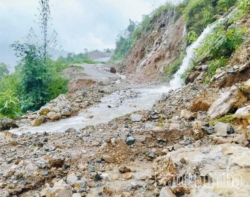 Lực lượng Công an các địa phương tập trung hỗ trợ, giúp đỡ Nhân dân khắc phục hậu quả cơn bão số 10