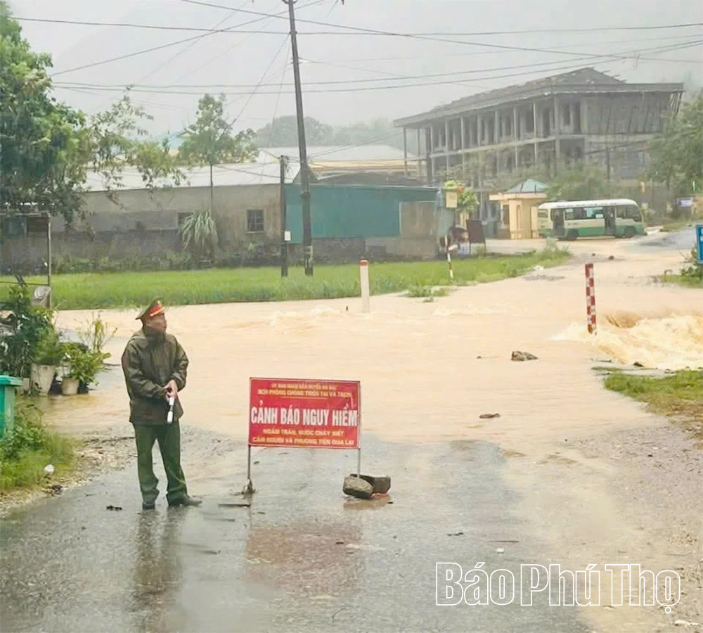 Lực lượng Công an các địa phương tập trung hỗ trợ, giúp đỡ Nhân dân khắc phục hậu quả cơn bão số 10