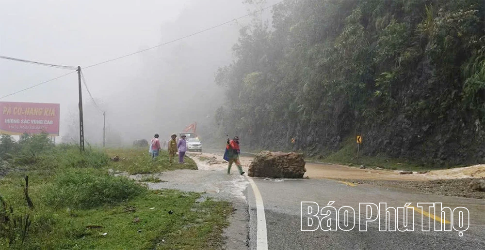 Lực lượng Công an các địa phương tập trung hỗ trợ, giúp đỡ Nhân dân khắc phục hậu quả cơn bão số 10