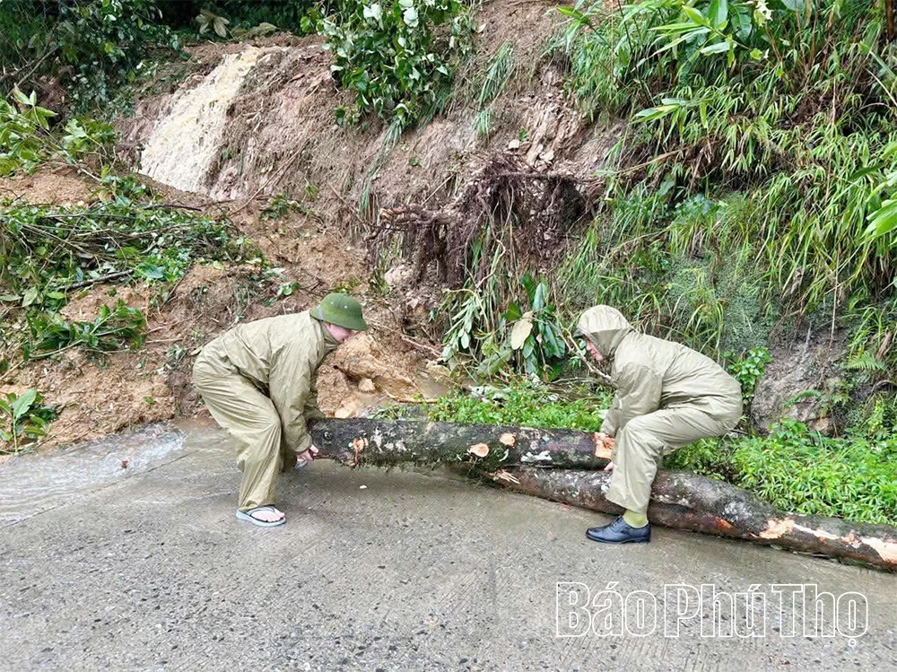 Lực lượng Công an các địa phương tập trung hỗ trợ, giúp đỡ Nhân dân khắc phục hậu quả cơn bão số 10